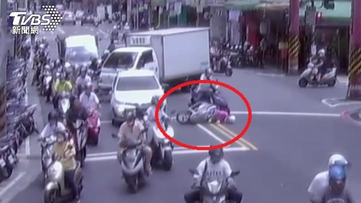 老翁突然倒地命危。（圖／TVBS）