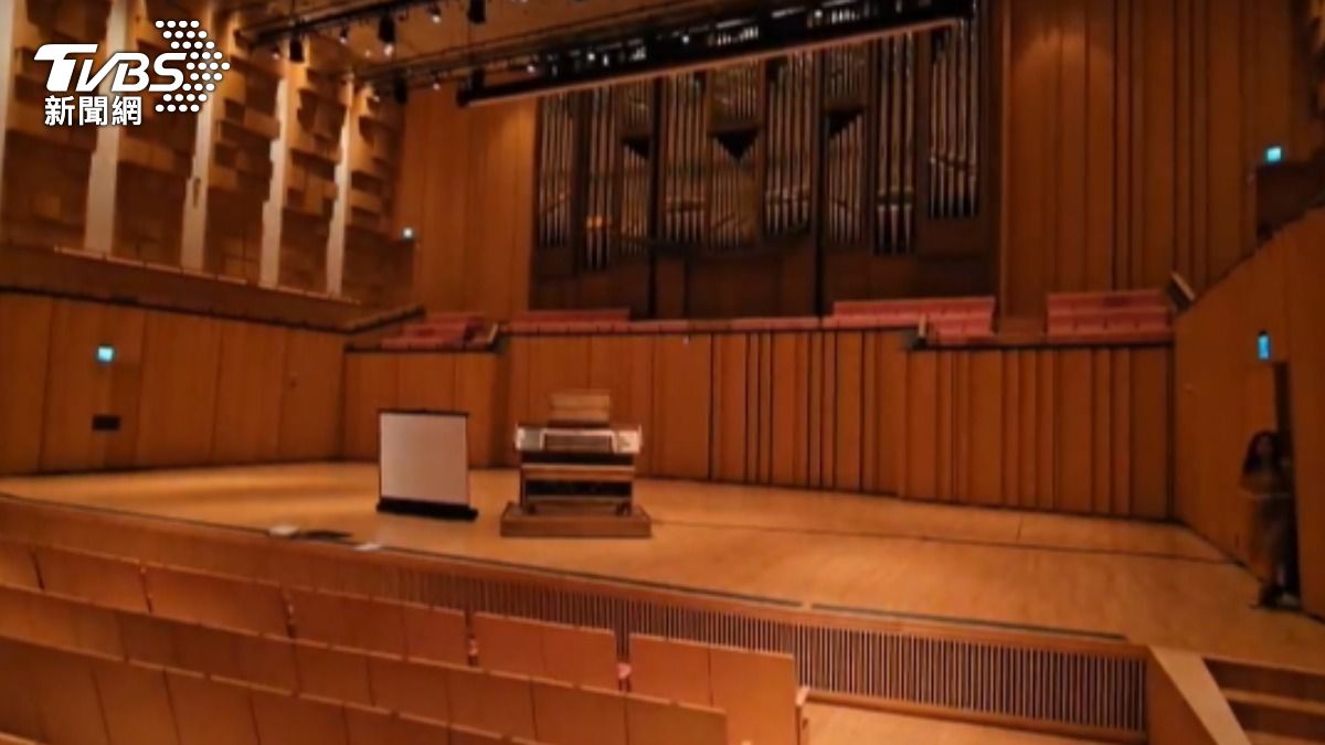 屏東演藝廳首演狀況百出，指揮家不悅臉書發文。（圖／TVBS）