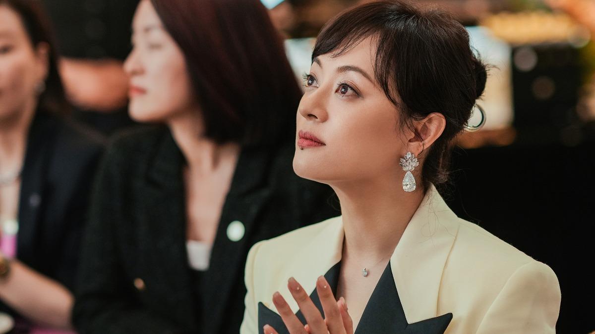 孫儷飾演保險女王「胡曼黎」。（圖／愛爾達電視提供）