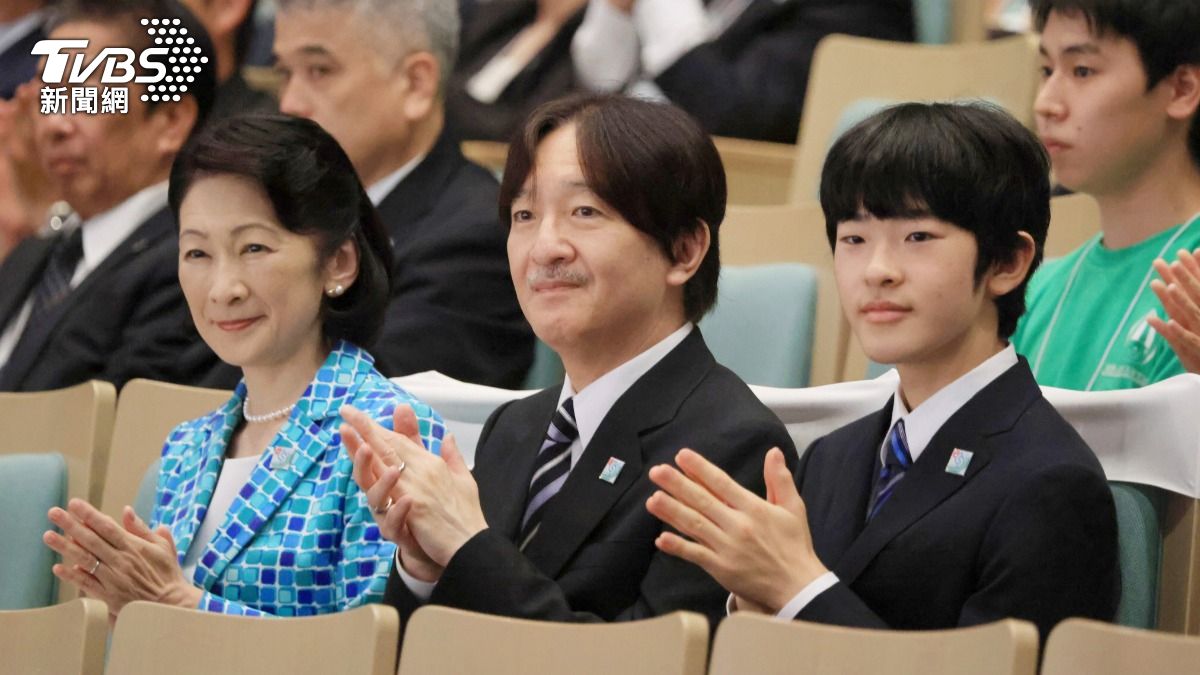 秋篠宮（中）與紀子妃（左）和悠仁親王（右）。（圖／達志影像美聯社）