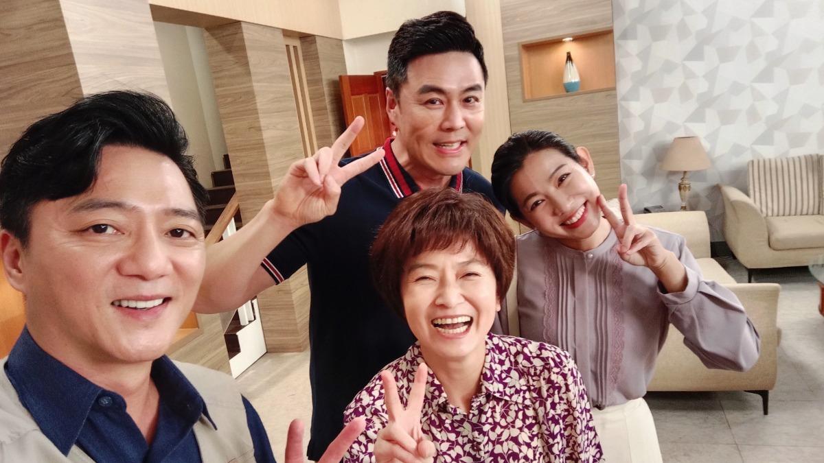 左起藍葦華、謝瓊煖、劉至翰、米可白開心自拍。（圖／民視提供）