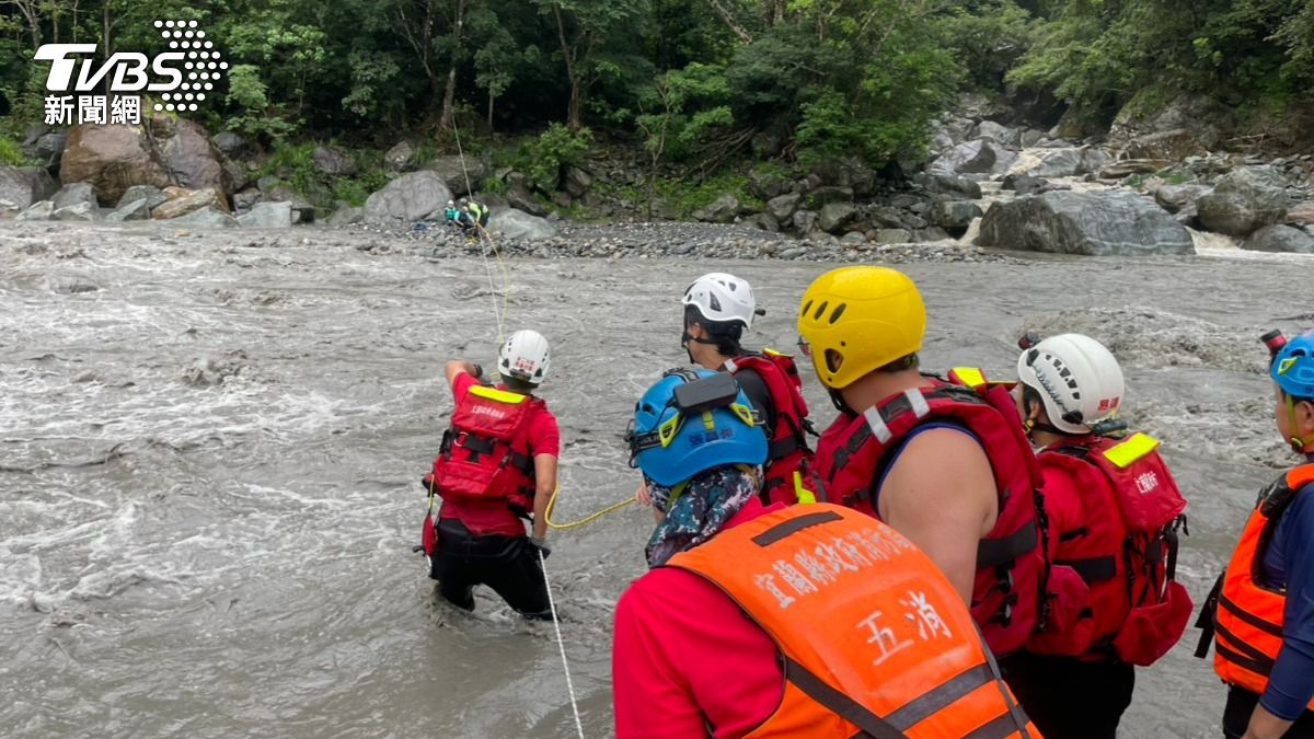 在消防救難人員引導下，5位民眾全數平安渡河脫困。（圖／TVBS）