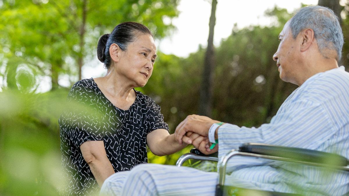 王淑娟（左）劇中陪伴艾偉抗癌。（圖／大愛提供）