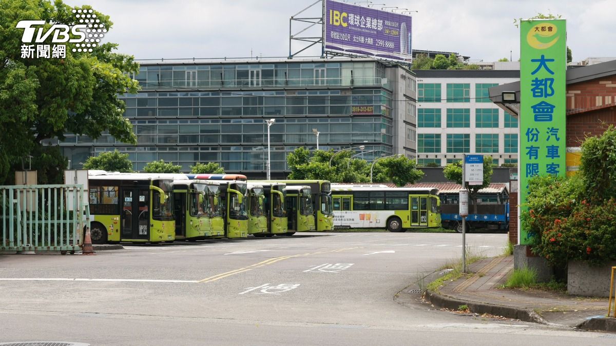 大都會客運262號公車發生冒煙起火事件。（圖/潘建樺攝）