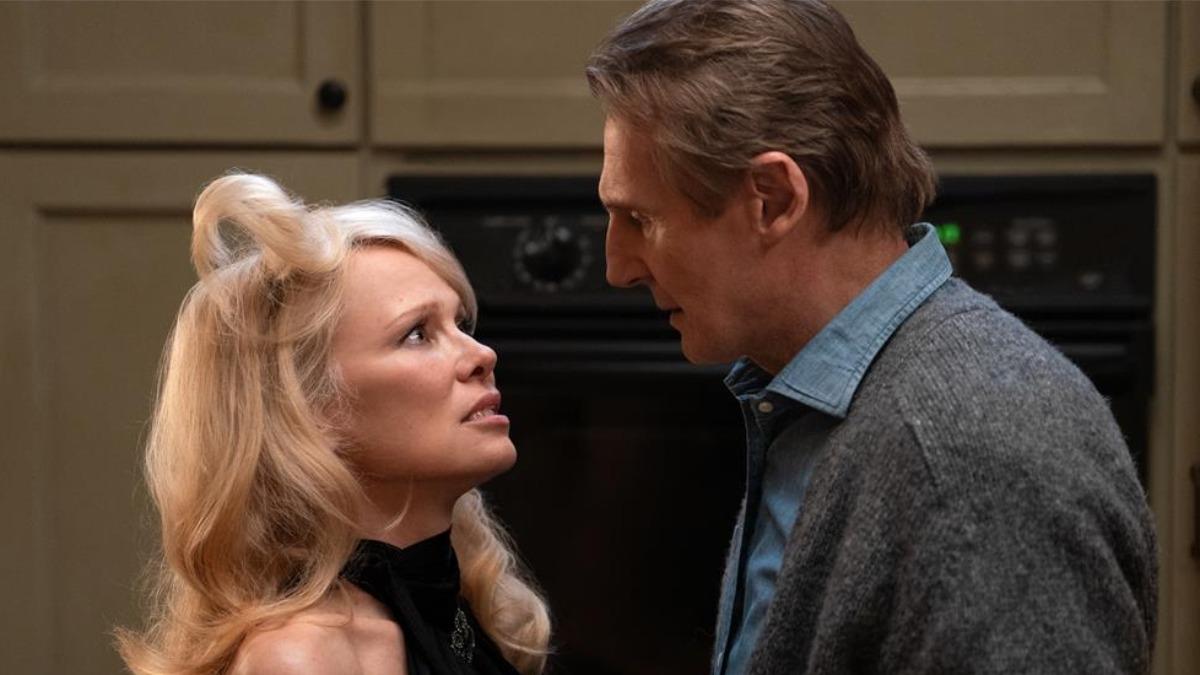 連恩尼遜(右)驚喜主演動作喜劇《脫線神探》。(圖/UIP提供)