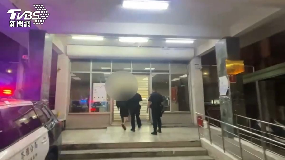 梁男醋勁大發，持酒瓶猛砸情敵張男頭部。（圖／TVBS）