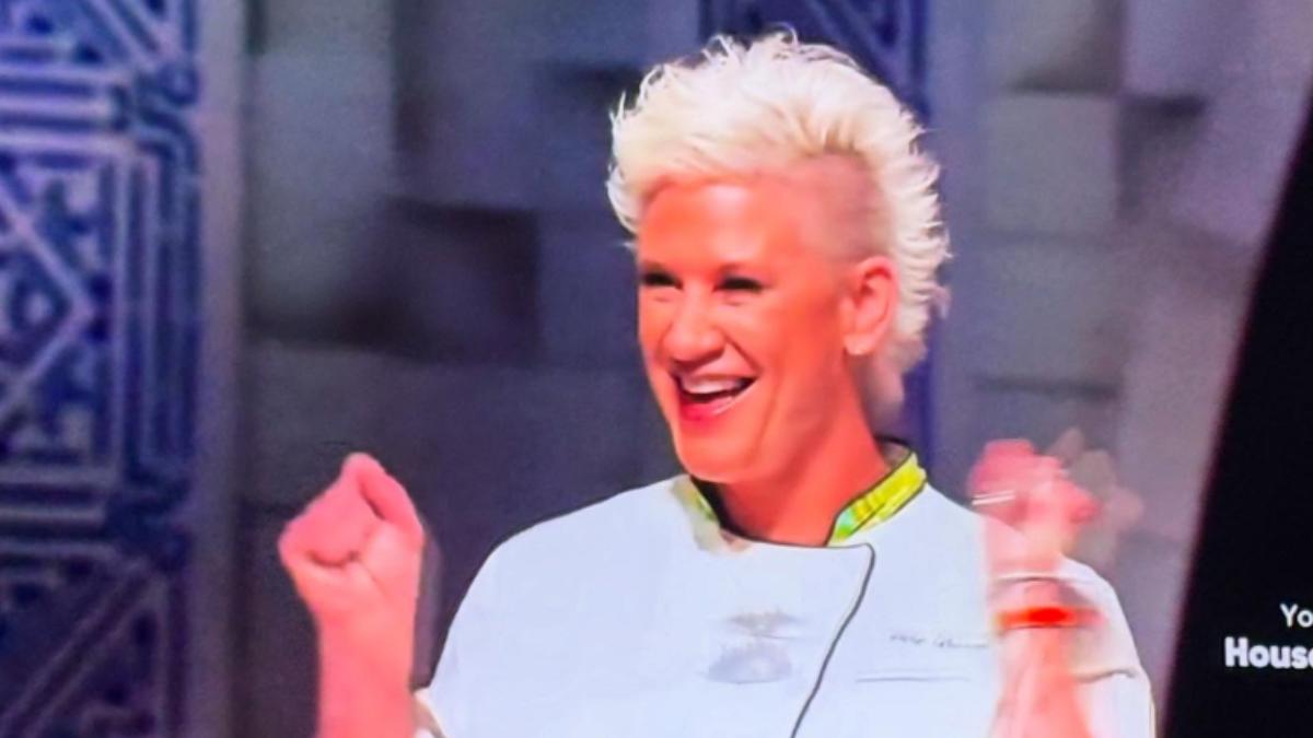 美國美食頻道《美國最爛廚師》主持布瑞爾（Anne Burrell）驚傳逝世，享年55歲。（圖／取自IG@chefanneburrell）