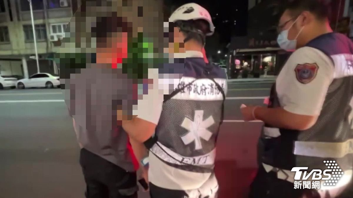 張男頭破血流送醫。（圖／TVBS）