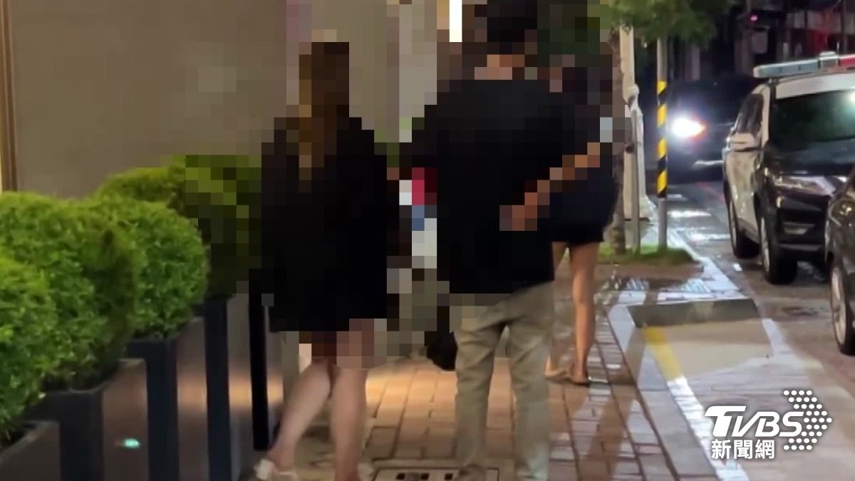 當時梁男是在KTV外頭碰到前任。（圖／TVBS）