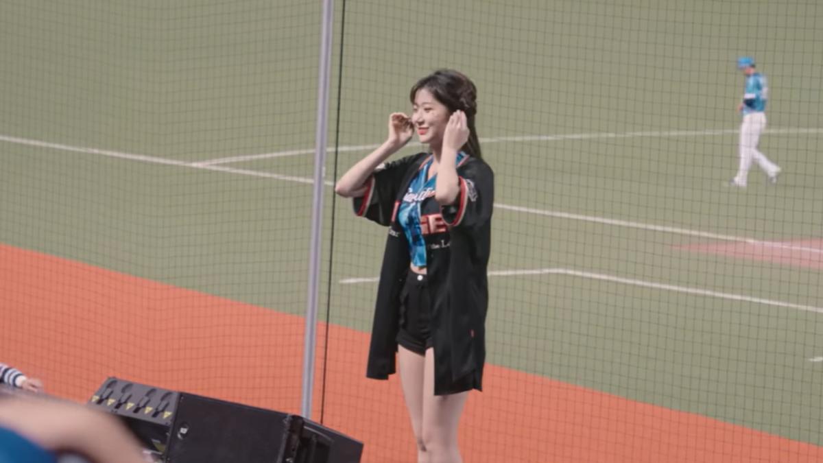 李珠珢先前穿上起亞虎球衣跳LG雙子的應援舞。(圖／翻攝自砲哥練習生YT頻道)