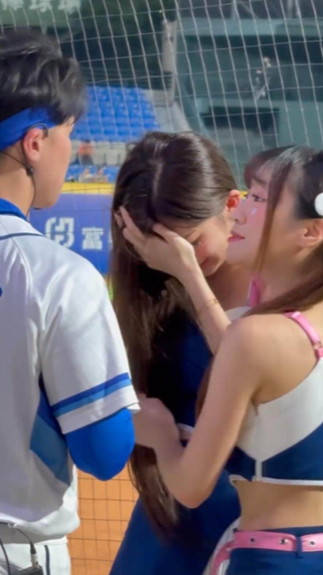 李珠珢低頭痛哭。(圖／翻攝自ninibibi_joybi Threads）