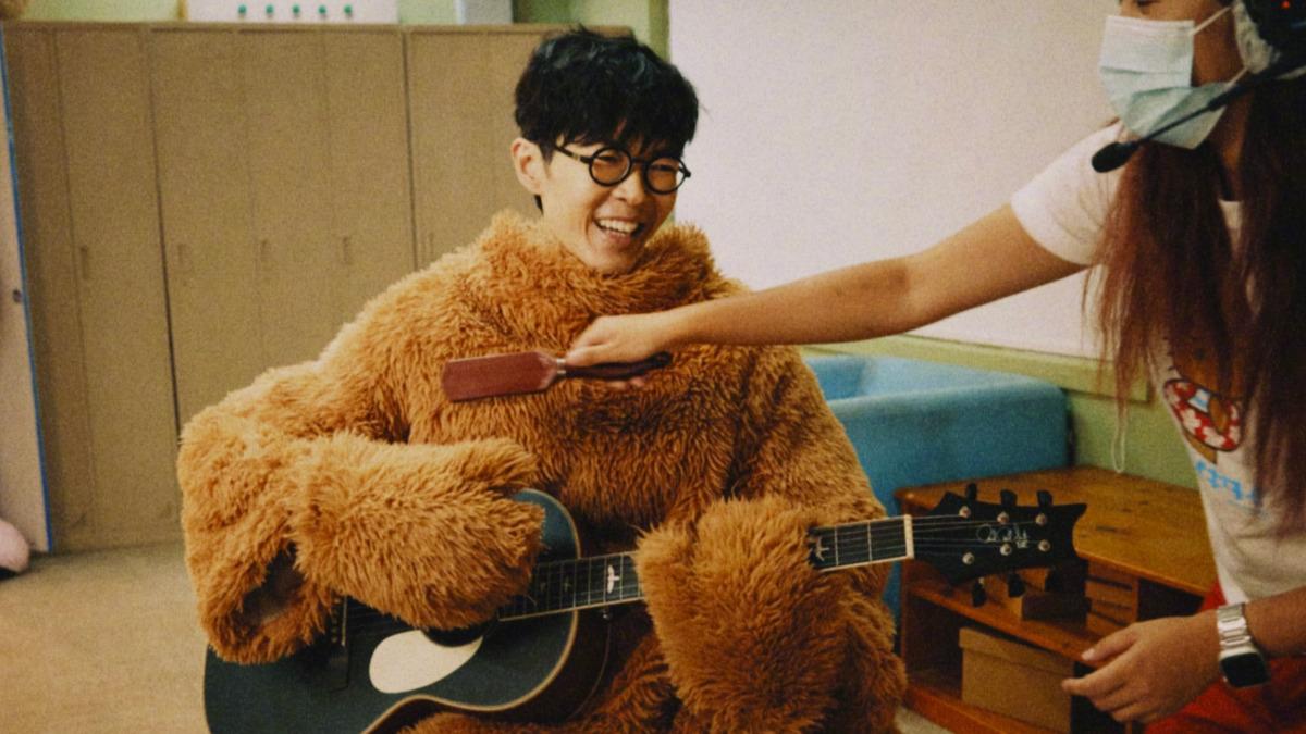 方大同以最真實的模樣呈現〈回流〉一曲。（圖／翻攝自方大同微博）