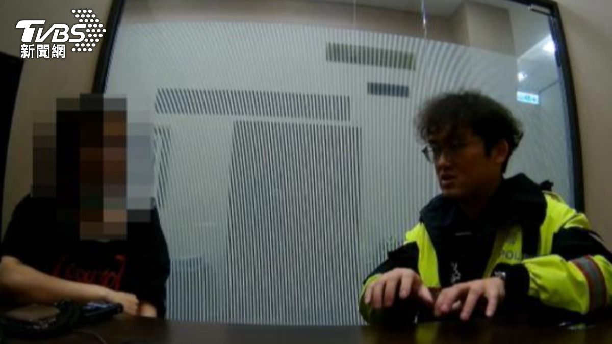 警方向女子說明詐騙集團手法。（圖／TVBS）