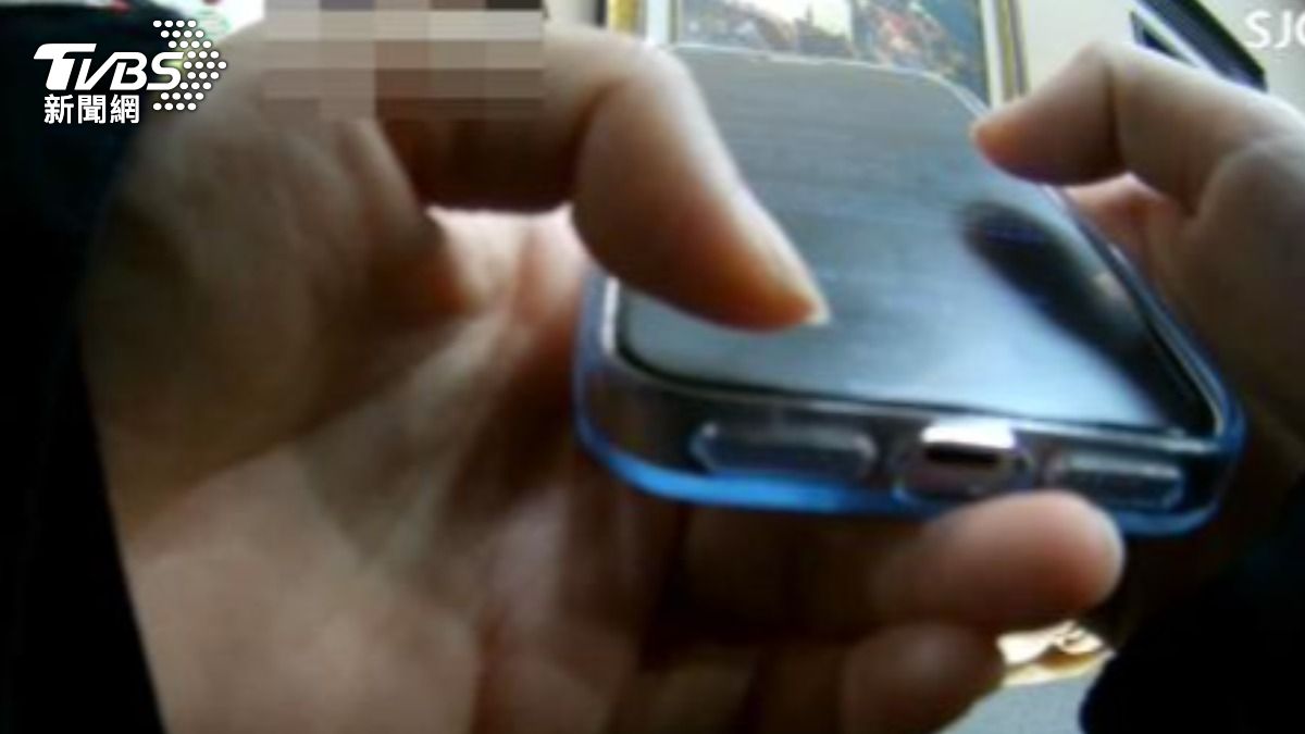 女子手機中有自稱檢察長男子對話,為典型假檢警詐騙手法。(圖/TVBS)