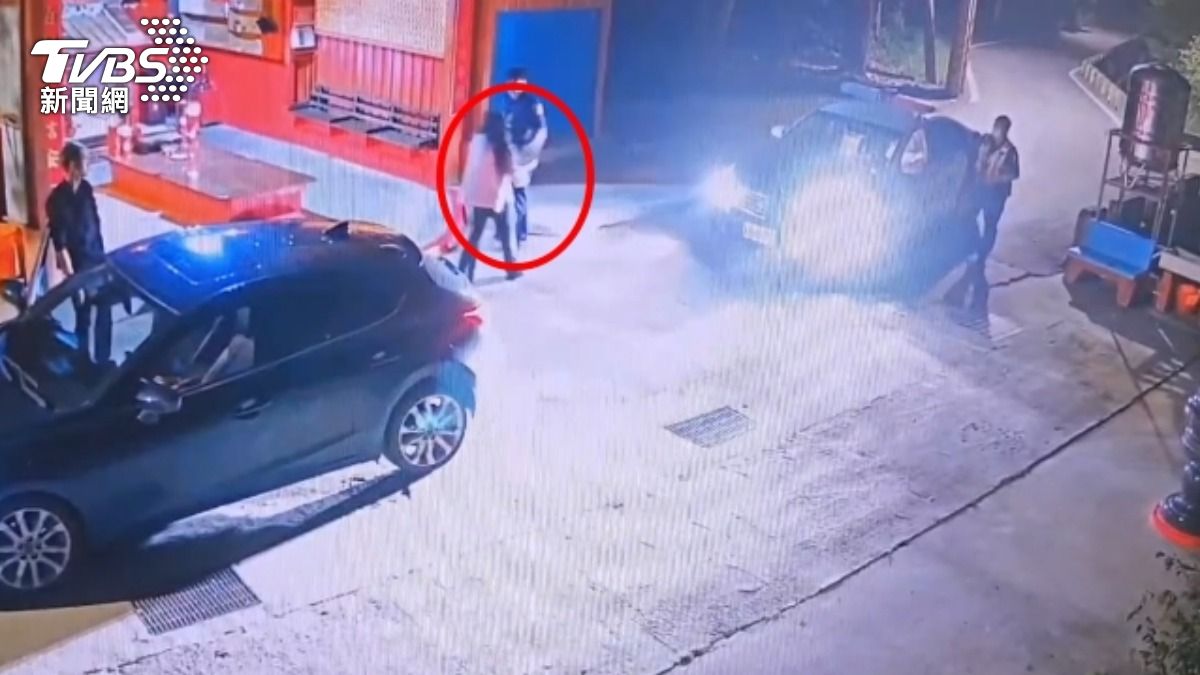 男方與女方在廟旁起肢體衝突,兩人皆有受傷。(圖/TVBS)