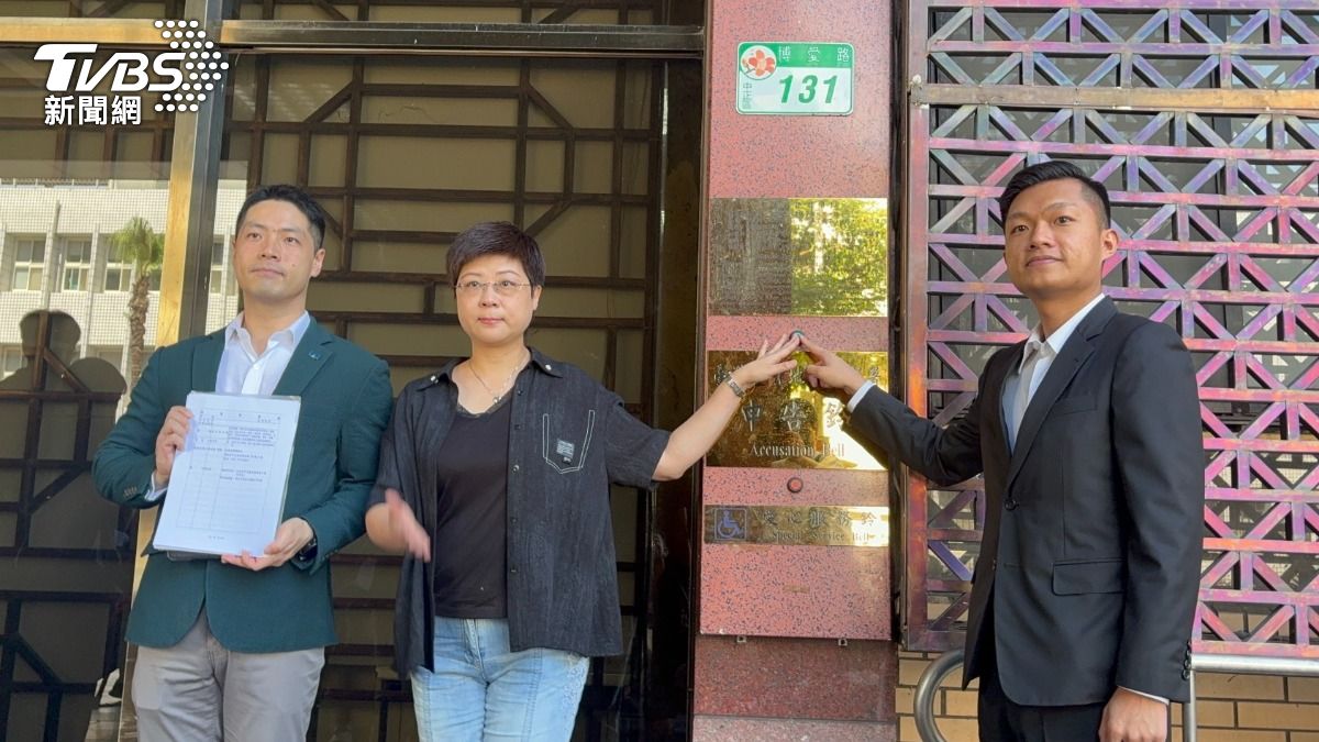 新竹市雙罷免總部發言人林志潔（中）、領銜人戴振博（右）、律師陳又新（左）。（圖／潘千詩攝）