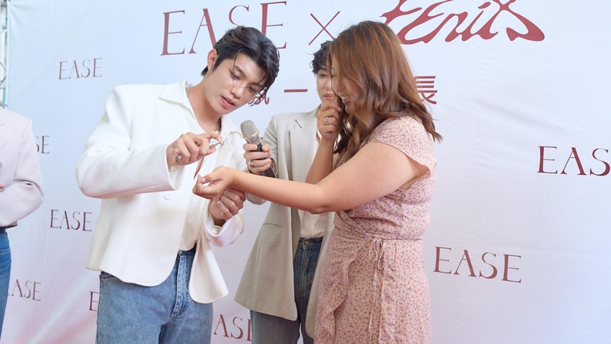 FEniX幫粉絲噴香水。（圖／Ease香氛提供）