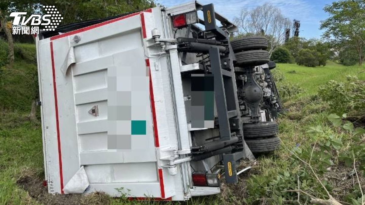 男駕駛嚇壞急逃生。(圖/TVBS)