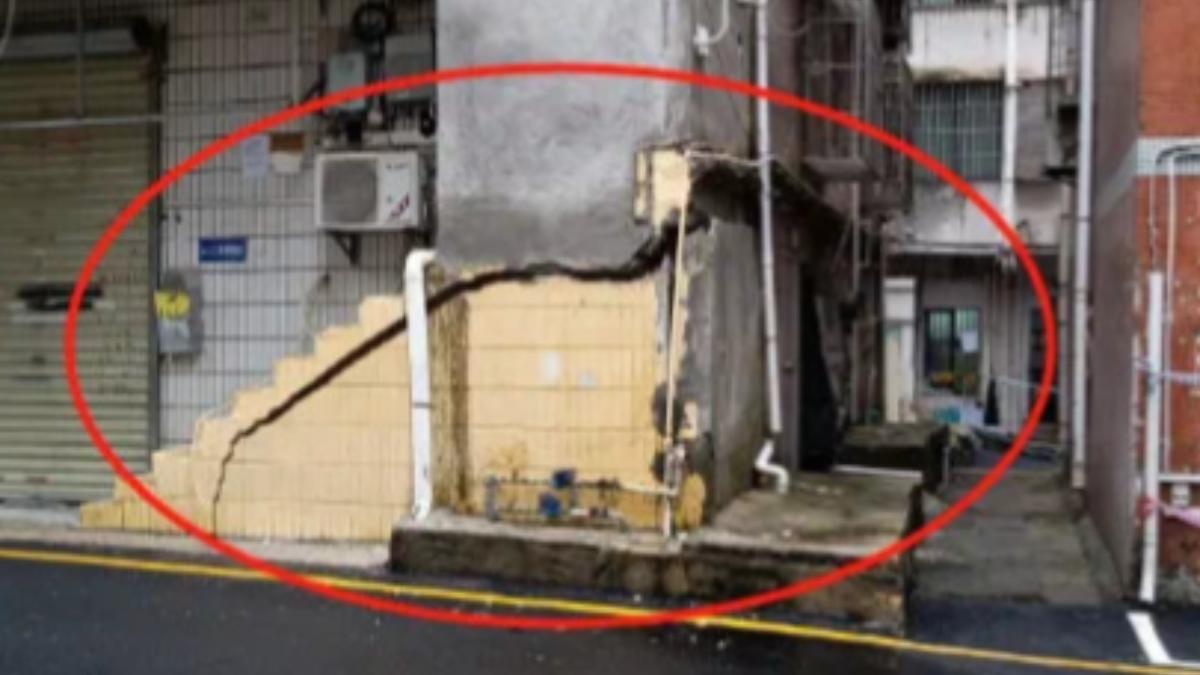 6月16日傍晚近5點，深圳龍崗區龍城街的有居民聽到異常聲響，隨後便看到住宅牆壁開裂，出現不均勻的沉降狀況。（圖／微博）