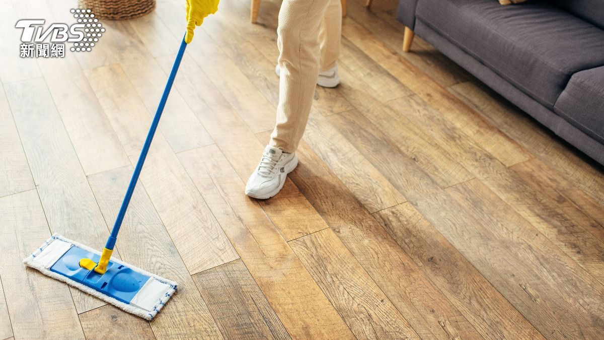 家中若是木製地板,打掃時更要注意。(圖/達志影像Shutterstock)
