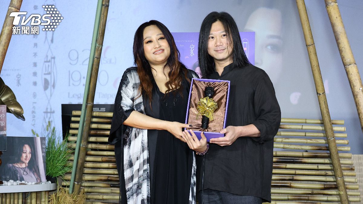 瑪莎送給家家頂級無線麥克風，耳提面命要她別去鑲鑽貼膜。（圖／張哲鳴攝）