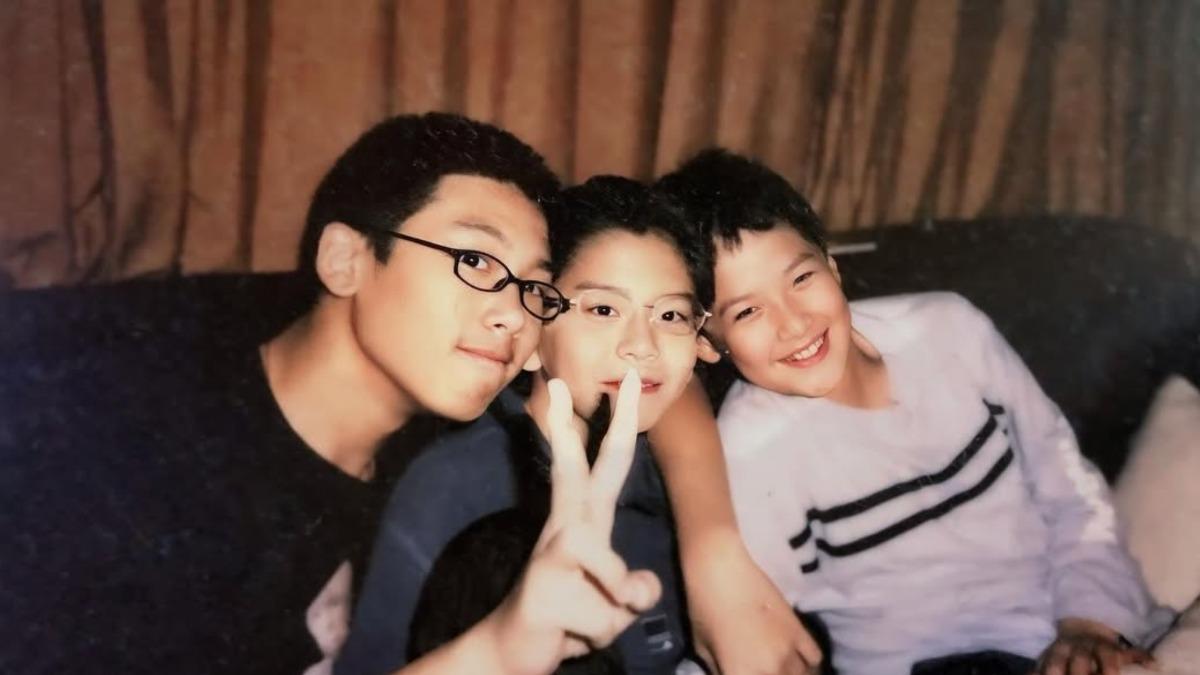 柯震東曬出與哥哥柯家洋、好友王大陸的童年合照,三人戴著眼鏡笑得燦爛,模樣青澀童真。(圖/翻攝自柯震東IG)