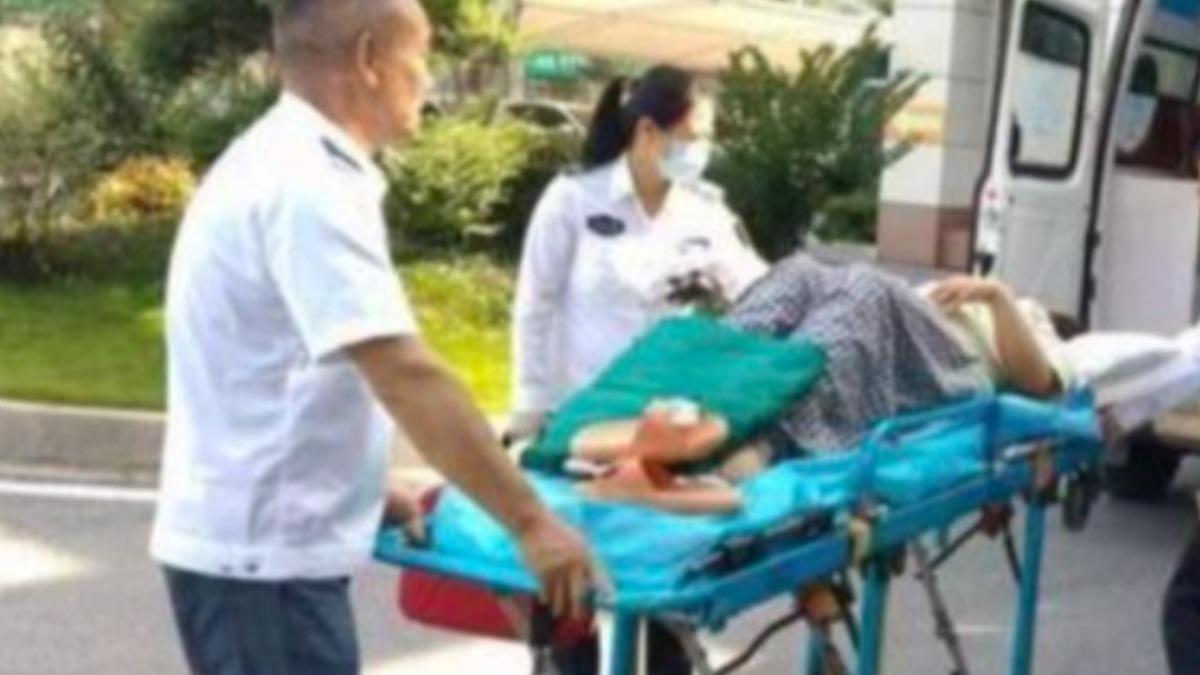 中國有名女子吃飽飯後感到腹脹、不適，前往醫院檢查後發現竟然懷有身孕且即將生產。（圖／翻攝自極目新聞）