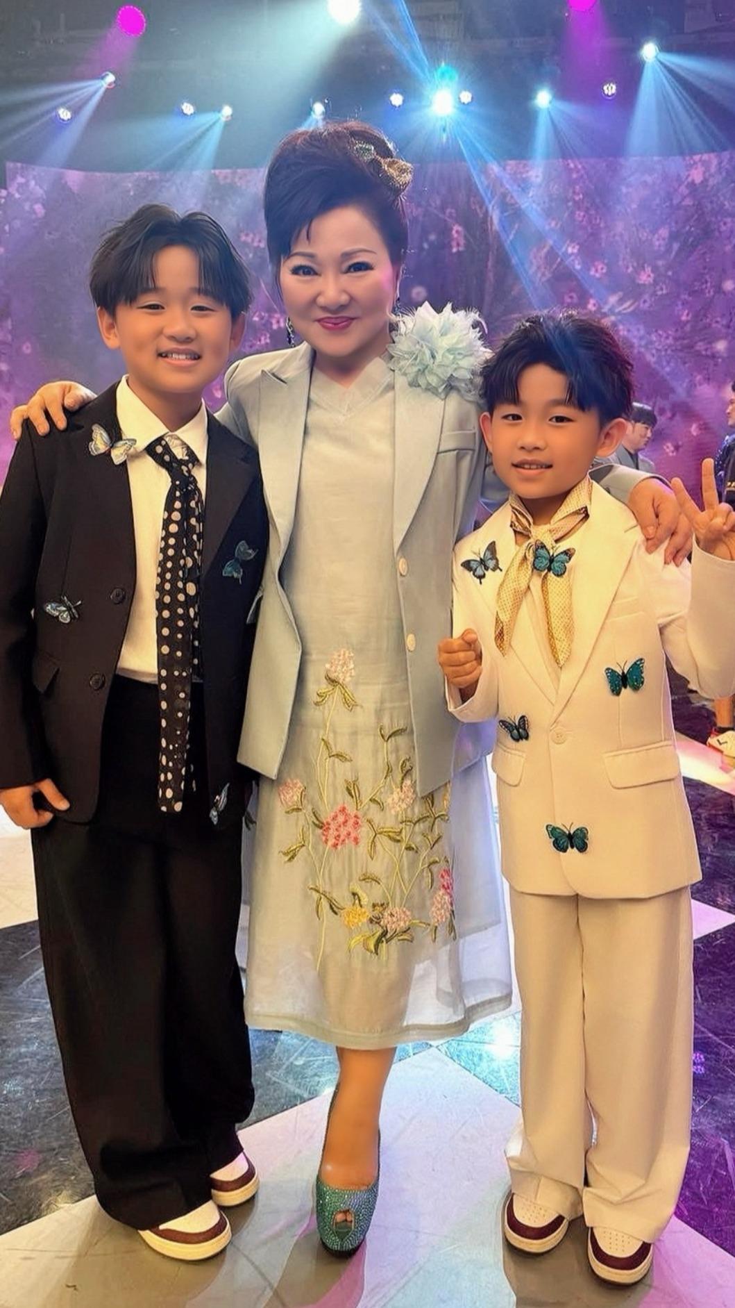 白冰冰(中)犧牲休息時間,也要看周柏霖(左)和周祐均的彩排。(圖/長興影視提供)