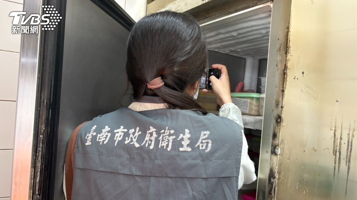衛生局稽查台南周氏蝦捲。（圖／台南市政府提供）