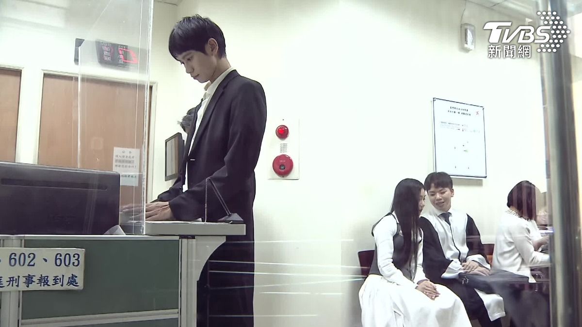 家寧與律師交頭接耳，但Andy老師全程背對。（圖／TVBS）