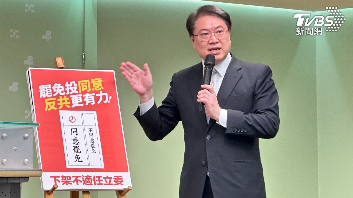 林右昌親介紹文宣設計。(圖/潘袁詩羽攝)