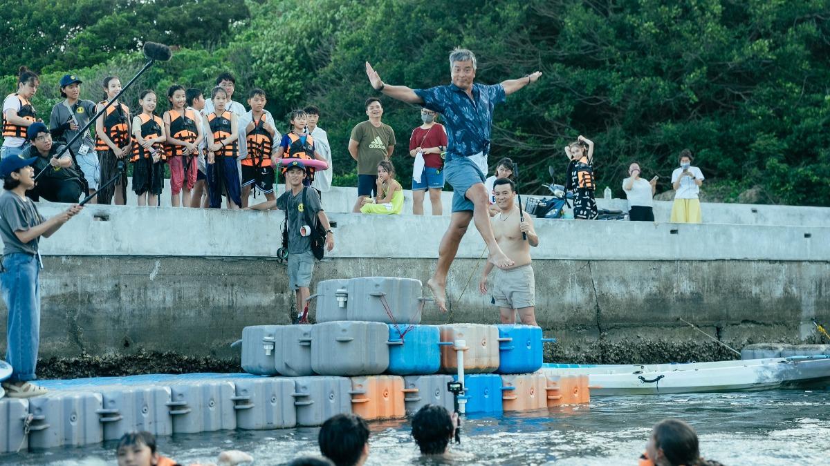 李銘順（中）搞笑以舞蹈姿勢跳港。（圖／公視提供）