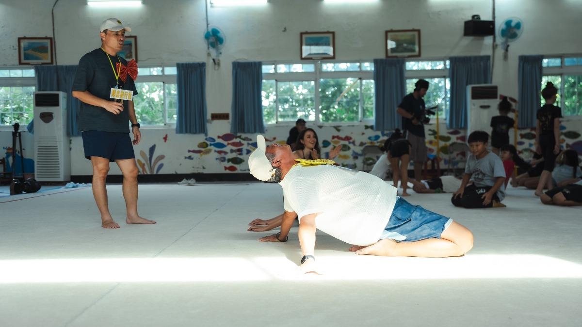 李銘順（前）嘗試拉筋。（圖／公視提供）