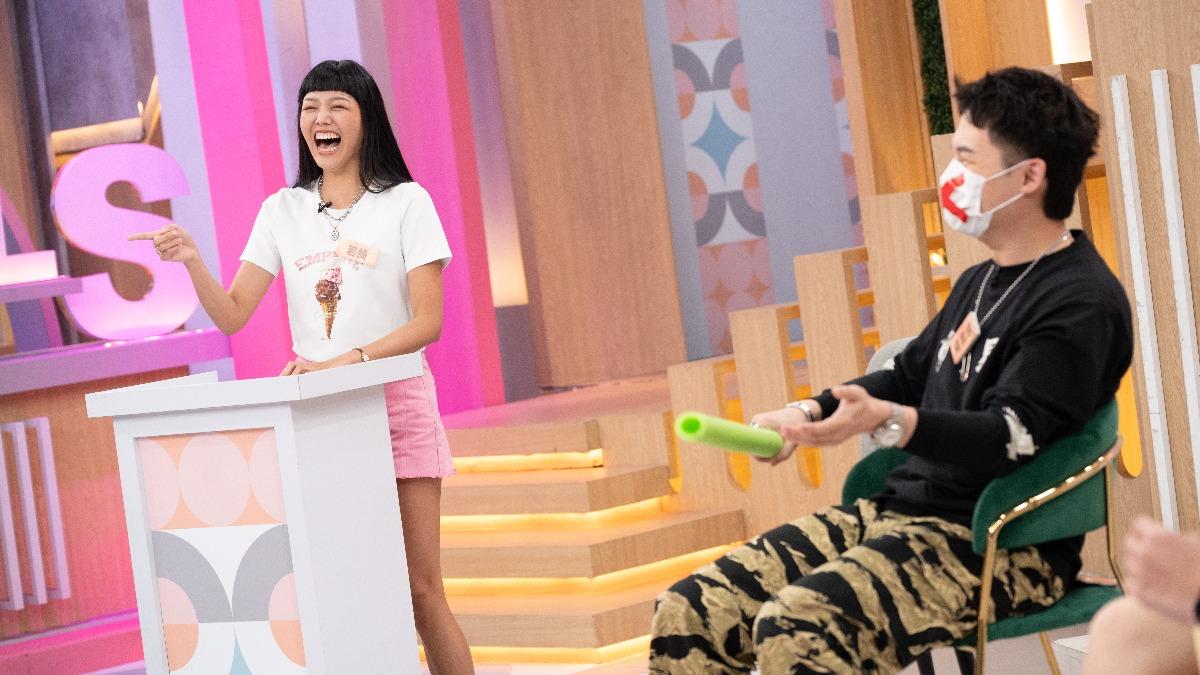 楊昇達（右）和若綺夫妻互動相當有趣。（圖／東森提供）