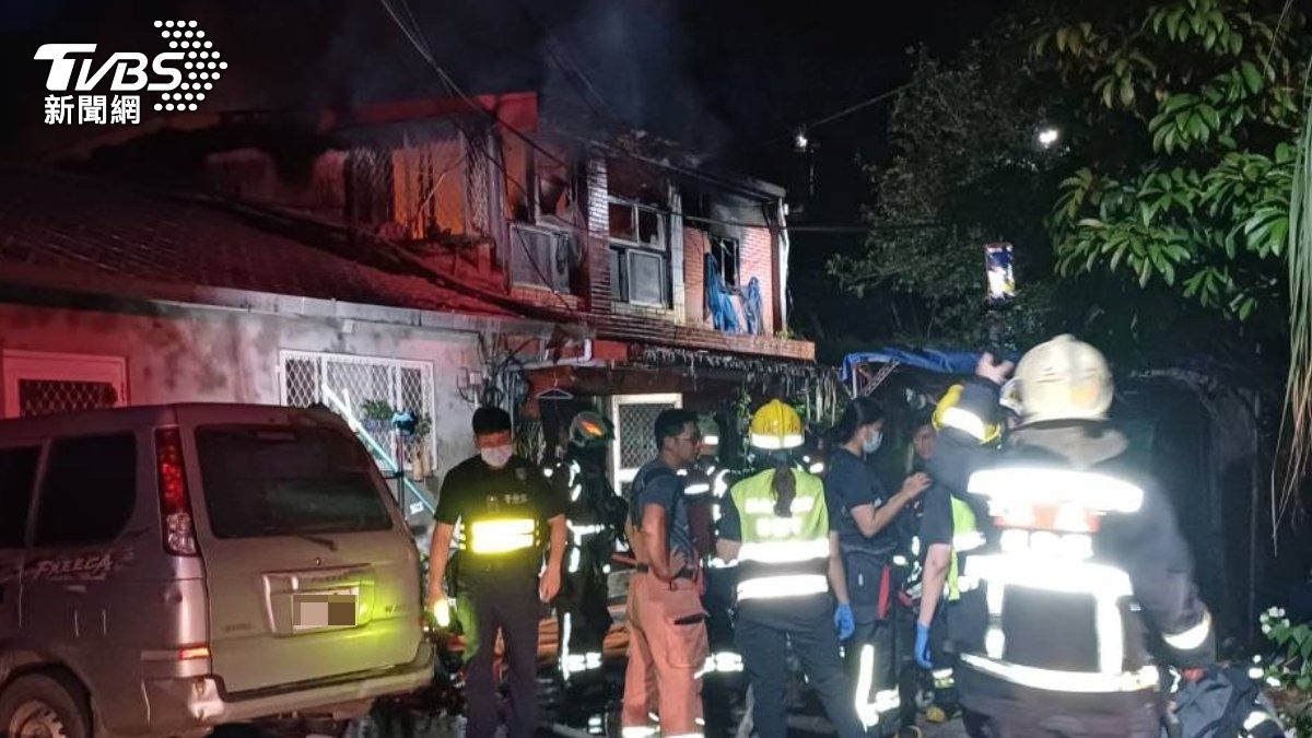 新北市淡水一處住宅傳出火警,24歲男受困屋內明顯死亡。(圖/TVBS) 新北市淡水一處住宅傳出火警,24歲男受困屋內明顯死亡。(圖/TVBS)