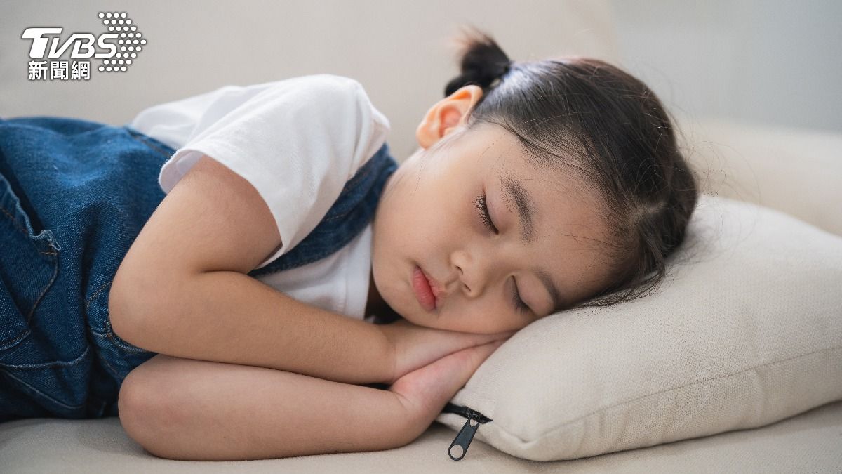 一名4歲孩童，年紀小小卻有黑眼圈+注意力不集中、過動等情形，檢查竟發現患有重度呼吸中止症。（示意圖，非當事人／shutterstock達志影像）