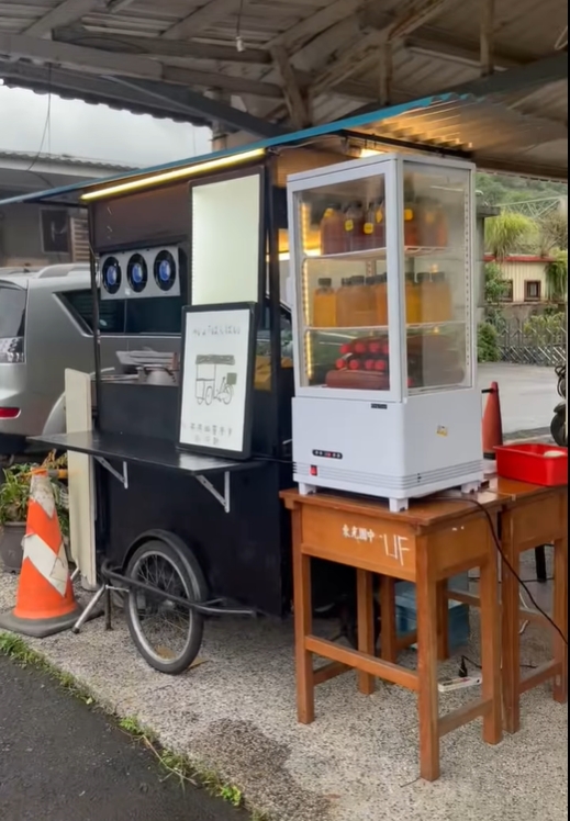 老闆照常擺攤做生意。（圖／翻攝自蘇澳幽靈餐車臉書）