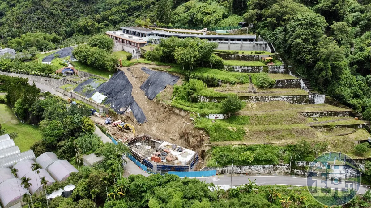 太平寶山原本是綠油油的一片，如今卻變成坍塌的邊坡、黃土和黑色的塑膠布。（圖／鏡週刊）