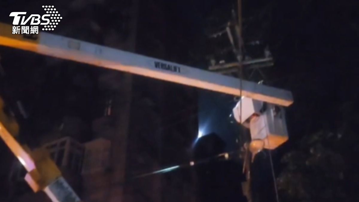 警消獲報立刻趕往現場撲滅火勢。（圖／TVBS）