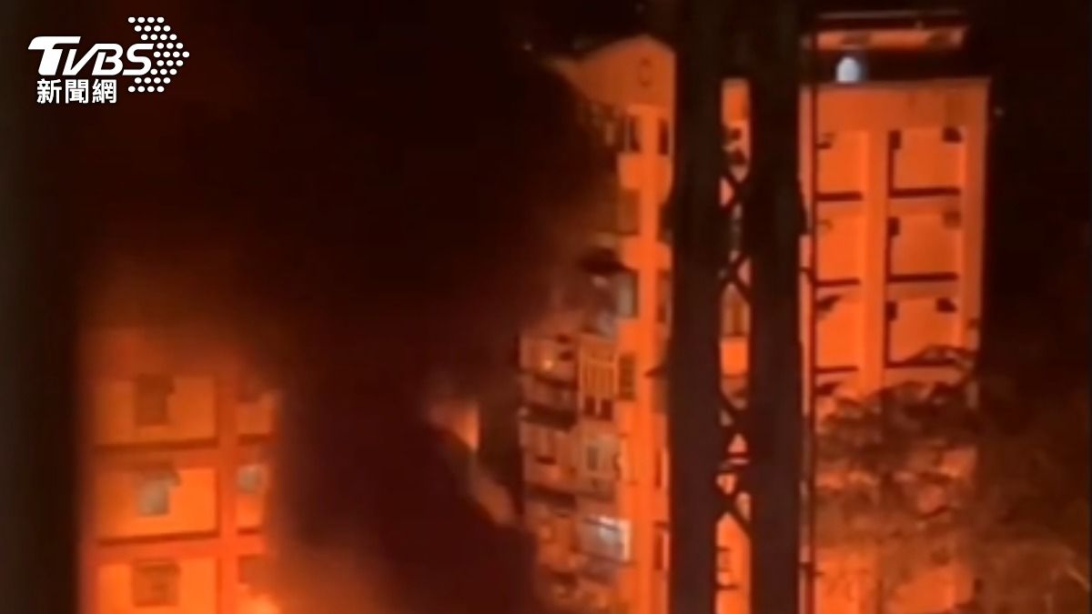 黑煙直竄天際，場面驚險。（圖／TVBS）