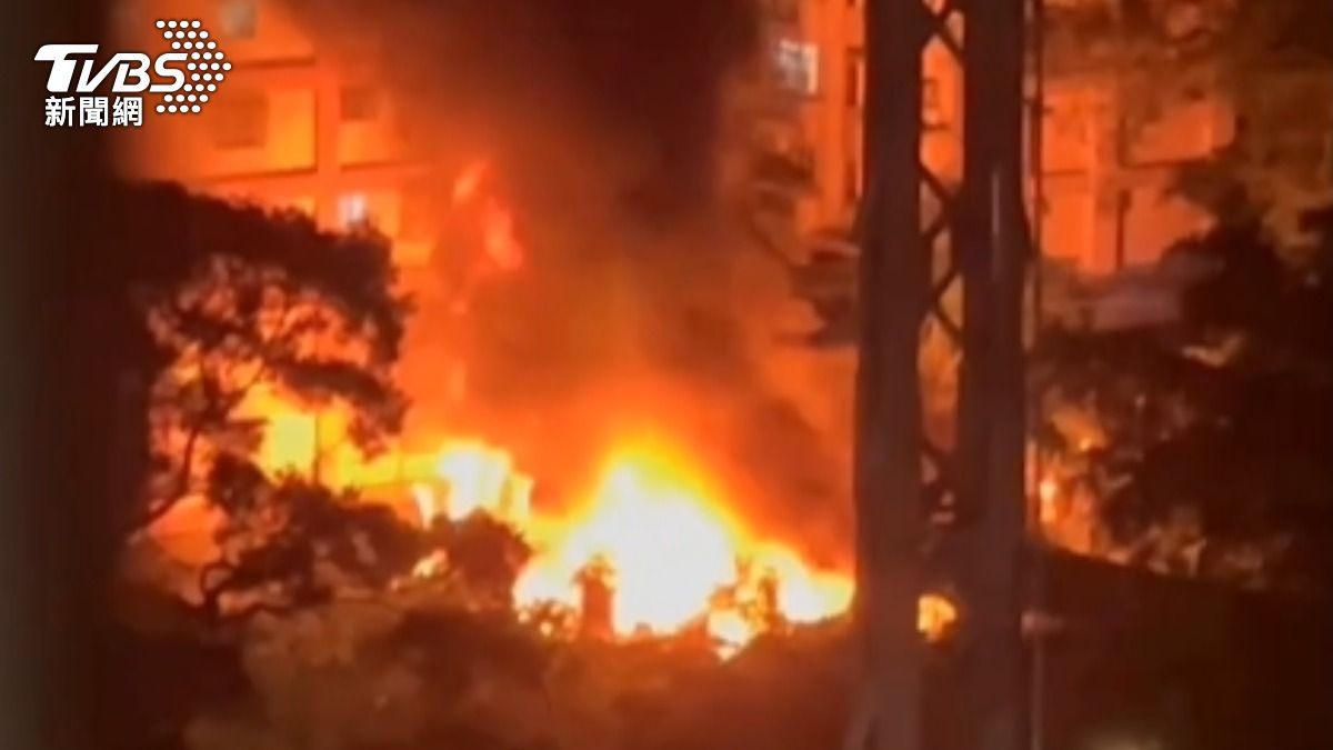 火光乍現，現場濃煙直竄天際。（圖／TVBS）