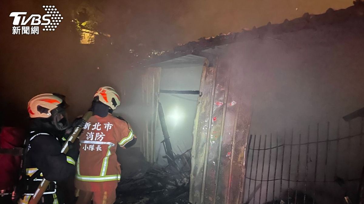 現場為1層樓鐵皮建物起火。（圖／TVBS）