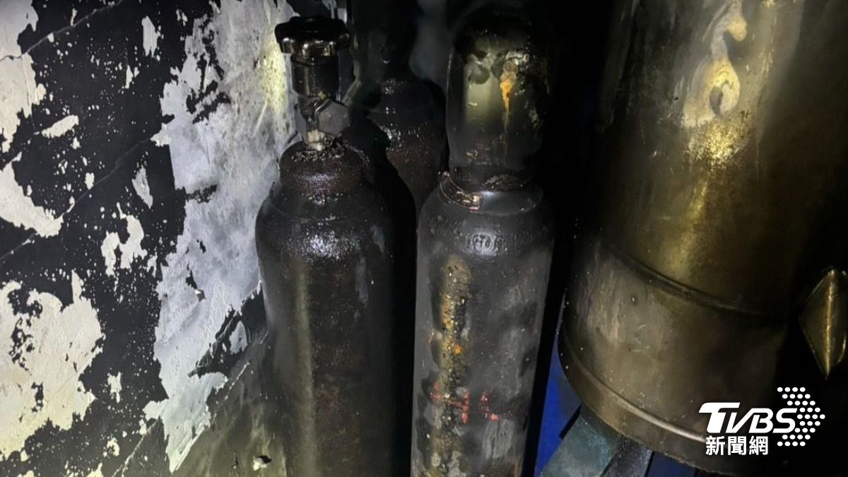 現場發現5至6個可疑鋼瓶。（圖／TVBS）