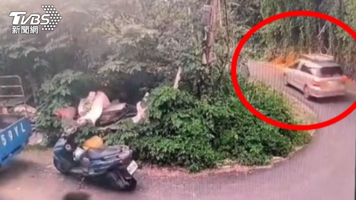 事發當下2名男子先行駕車逃離。（圖／TVBS）
