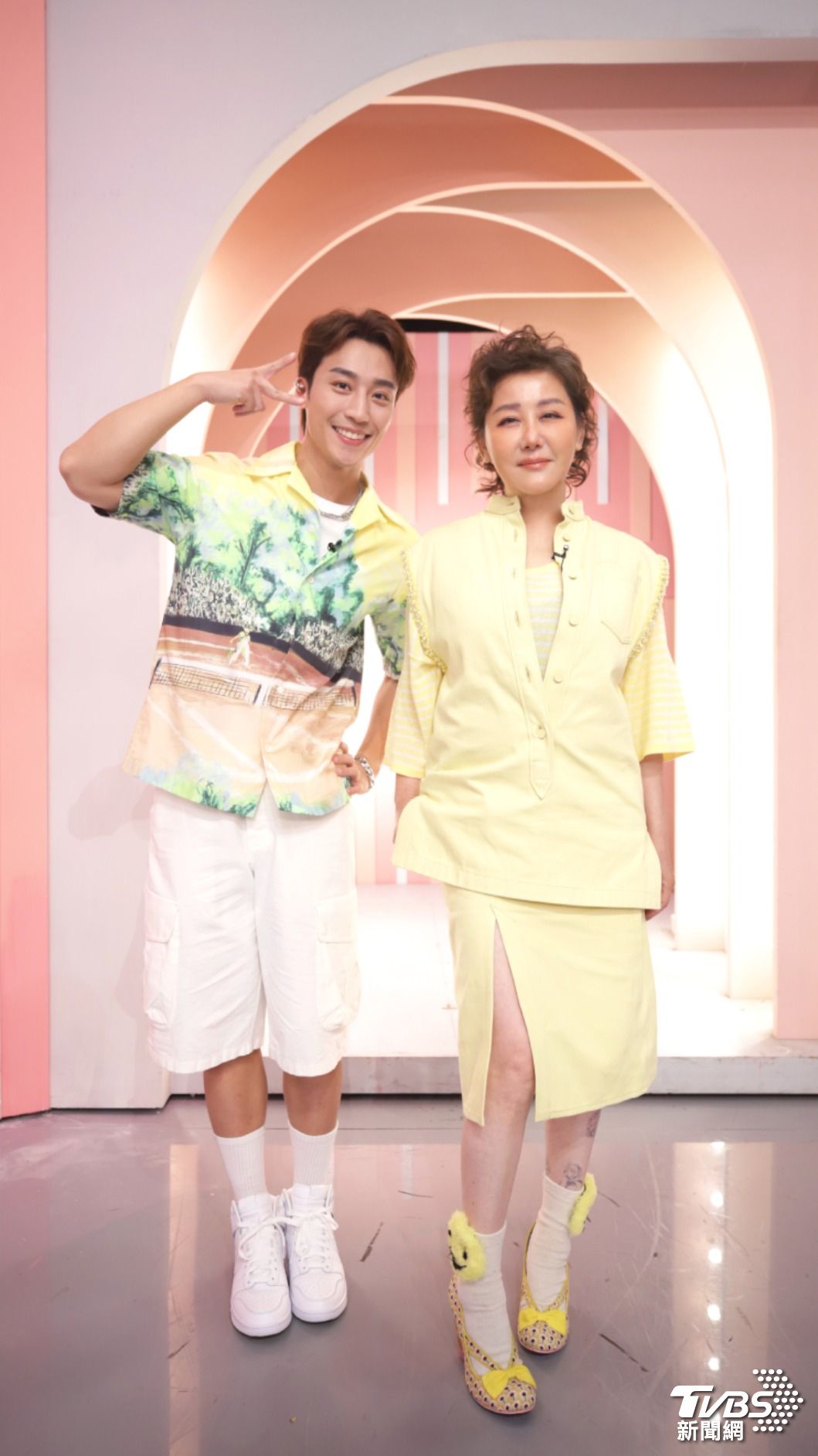 藍心湄（右）和卞慶華在節目建立起極佳的主持默契。（圖／TVBS）