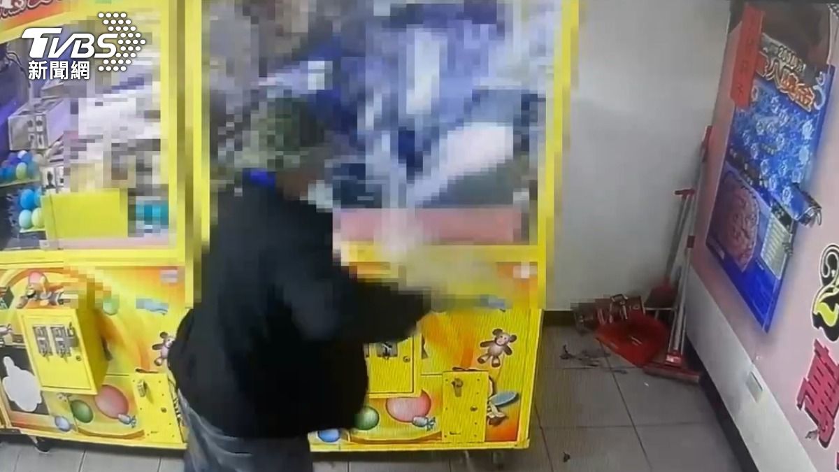 彭嫌破壞無人看管的娃娃機台,搜取財物。(圖/TVBS)