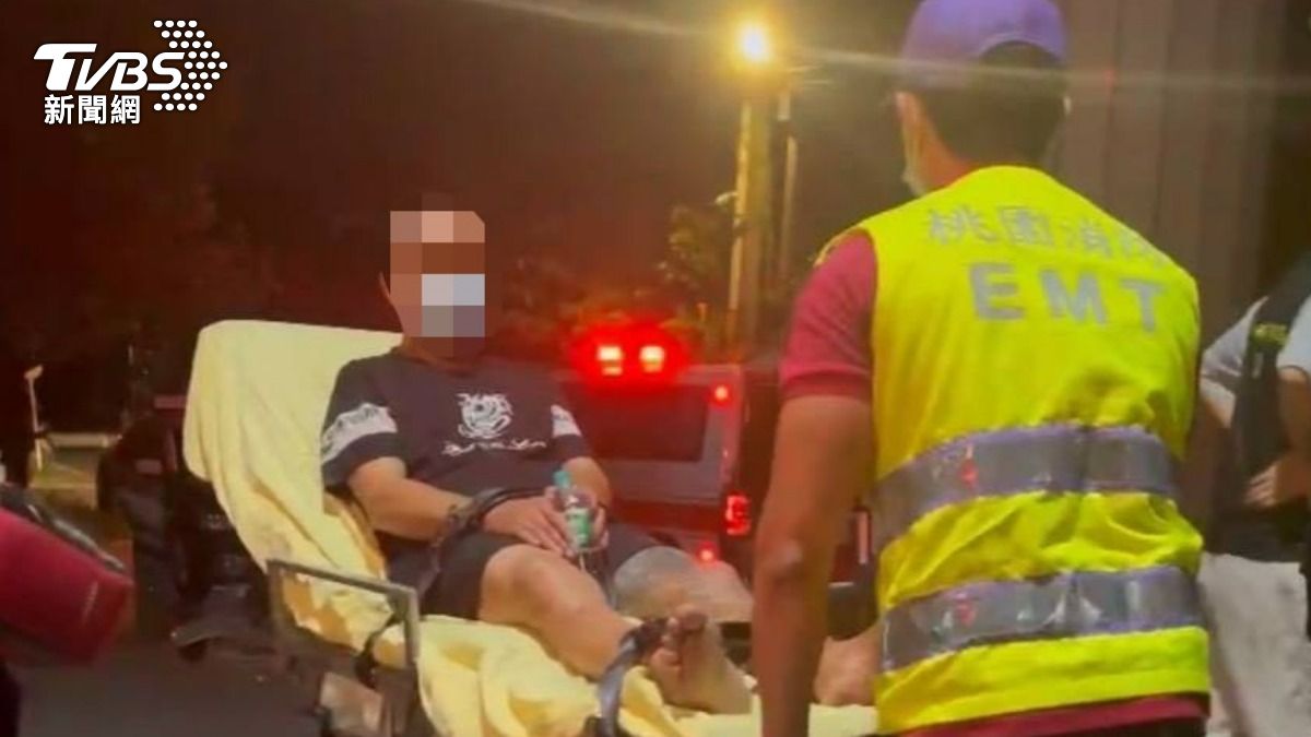 彭嫌在戒護下就醫。(圖/TVBS)