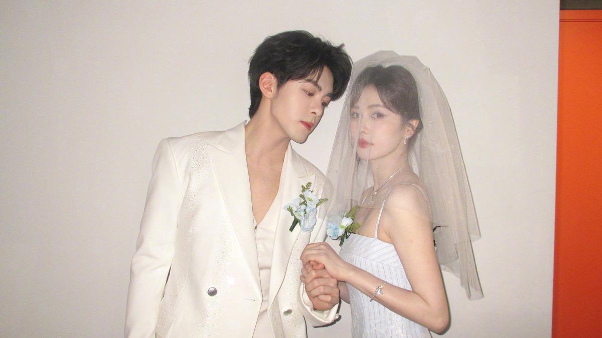 白鹿（右）、曾舜晞為戲宣傳合體拍婚紗照。（圖／翻攝自微博）