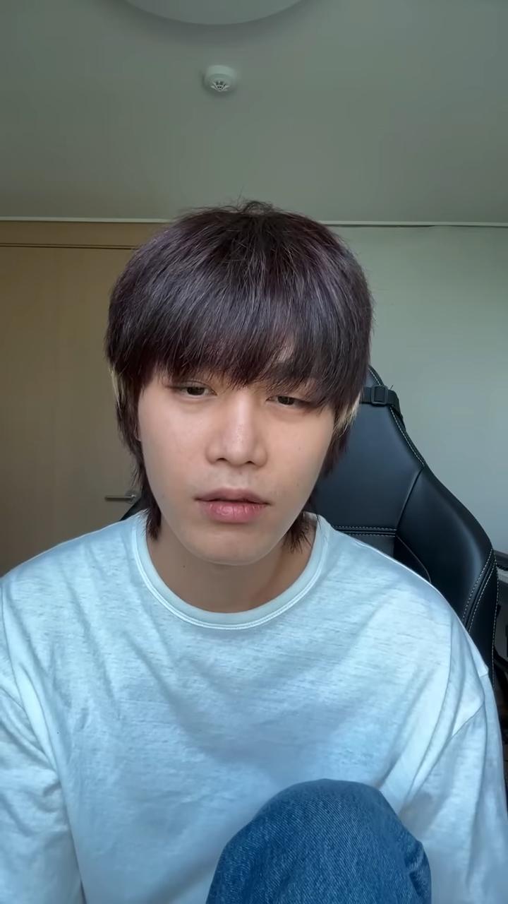 不少韓國網友認為文泰一直播當時的眼神不對勁。(圖/翻攝自인스타라이브저장소YouTube)