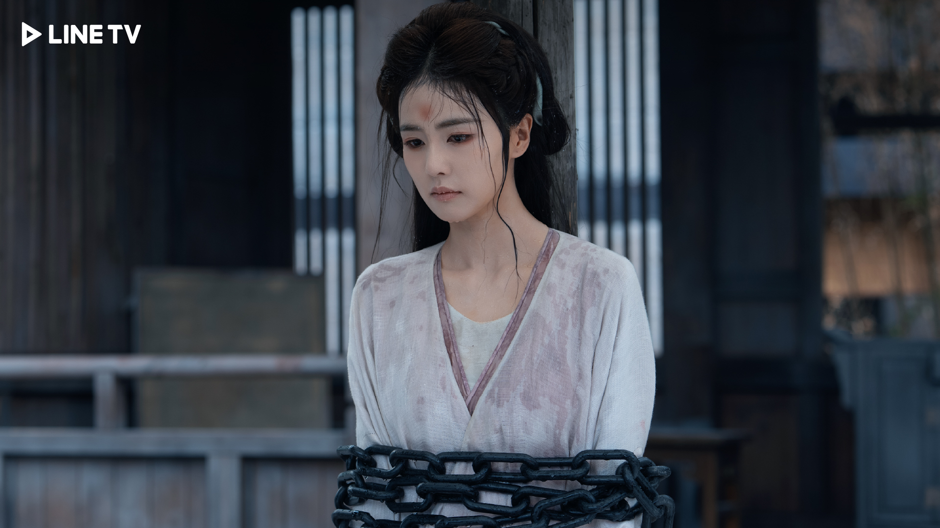 白鹿劇中被村民認為是妖孽，捆綁在木樁上焚燒示眾。（圖／LINE TV提供）